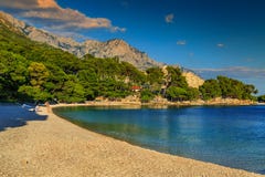 Bahía hermosa con la playa de la grava, Brela, Makarska riviera, Dalmacia, Croacia Imagen de archivo Bahía hermosa con la playa de la grava, Brela, Makarska riviera, Dalmacia, Croacia Imagen de archivo