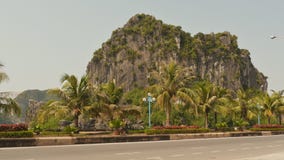Bahía larga de la ha de la montaña en el camino contra un coche de paso Vietnam del norte metrajes Bahía larga de la ha de la montaña en el camino contra un coche de paso Vietnam del norte metrajes