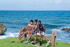Bahía larga, Portland, Jamaica - 22 de noviembre de 2017: Un grupo de millennials americanos que se goza en la costa costa en la fotos de archivo libres de regalías Bahía larga, Portland, Jamaica - 22 de noviembre de 2017: Un grupo de millennials americanos que se goza en la costa costa en la fotos de archivo libres de regalías