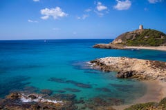 Baia Italia Sardegna di Torre di Chia con cielo blu immagini stock Baia Italia Sardegna di Torre di Chia con cielo blu immagini stock