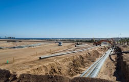 Baie de Makadi, Egypte - 14 janvier 2016 : Travaux de construction pour la pose des tuyaux, Hurghada, Egypte images stock Baie de Makadi, Egypte - 14 janvier 2016 : Travaux de construction pour la pose des tuyaux, Hurghada, Egypte images stock