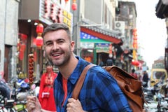 Baies d'aubépine dragéifiées se tenantes de touristes sur un bâton en Chine images libres de droits Baies d'aubépine dragéifiées se tenantes de touristes sur un bâton en Chine images libres de droits
