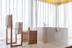baignoire près de grande fenêtre Photo stock baignoire près de grande fenêtre Photo stock
