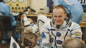 BAIKONUR, KAZACHSTAN - JULE 28: Drie leven echte kosmonauten gaan naar de raket, zeggen vaarwel aan een menigte van mensen, golf stock footage BAIKONUR, KAZACHSTAN - JULE 28: Drie leven echte kosmonauten gaan naar de raket, zeggen vaarwel aan een menigte van mensen, golf stock footage