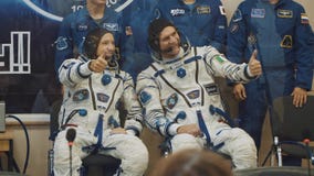 BAIKONUR, ΚΑΖΑΚΣΤΑΝ - JULE 28: Τρία ζουν πραγματικοί κοσμοναύτες πηγαίνουν στον πύραυλο, για παράδειγμα αντίο σε ένα πλήθος των α απόθεμα βίντεο BAIKONUR, ΚΑΖΑΚΣΤΑΝ - JULE 28: Τρία ζουν πραγματικοί κοσμοναύτες πηγαίνουν στον πύραυλο, για παράδειγμα αντίο σε ένα πλήθος των α απόθεμα βίντεο