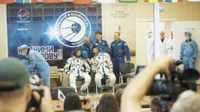 BAIKONUR, ΚΑΖΑΚΣΤΑΝ - JULE 28: Τρία ζουν πραγματικοί κοσμοναύτες πηγαίνουν στον πύραυλο, για παράδειγμα αντίο σε ένα πλήθος των α απόθεμα βίντεο BAIKONUR, ΚΑΖΑΚΣΤΑΝ - JULE 28: Τρία ζουν πραγματικοί κοσμοναύτες πηγαίνουν στον πύραυλο, για παράδειγμα αντίο σε ένα πλήθος των α απόθεμα βίντεο