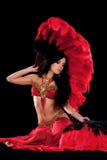 Bailarina de la danza del vientre en traje rojo con las fans de la pluma imagen de archivo libre de regalías Bailarina de la danza del vientre en traje rojo con las fans de la pluma imagen de archivo libre de regalías
