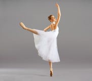 Bailarina en danza clásica de la actitud del ballet foto de archivo Bailarina en danza clásica de la actitud del ballet foto de archivo