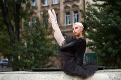 Bailarina magnífica en el baile negro del equipo en las calles de la ciudad imagen de archivo libre de regalías Bailarina magnífica en el baile negro del equipo en las calles de la ciudad imagen de archivo libre de regalías