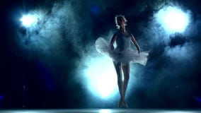 Bailarina que faz um exercício na sala de aula no azul video estoque Bailarina que faz um exercício na sala de aula no azul video estoque