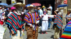 Bailarines En Vestidos Y Mascaras Tradicionales Ecuadorian Cuenca