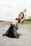 Bailarín americano tribal del estilo de la mujer joven Baile de la muchacha y presentación en el traje de la danza de vientre de Imagen de archivo Bailarín americano tribal del estilo de la mujer joven Baile de la muchacha y presentación en el traje de la danza de vientre de Imagen de archivo