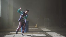 Baile atractivo joven experto del golpeador en un edificio abandonado contemporáneo Cultivo de hip-hop ensayo Cámara lenta metrajes Baile atractivo joven experto del golpeador en un edificio abandonado contemporáneo Cultivo de hip-hop ensayo Cámara lenta metrajes