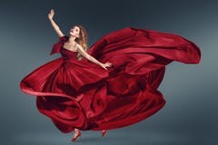 Baile de la mujer de la moda en vestido rojo que agita fotos de archivo libres de regalías Baile de la mujer de la moda en vestido rojo que agita fotos de archivo libres de regalías