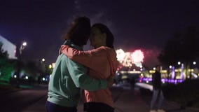 Baile de los pares contra los fuegos artificiales en ciudad de la noche Baile de los pares contra los fuegos artificiales en ciudad de la noche