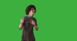 Baile hermoso del hombre sobre fondo verde metrajes Baile hermoso del hombre sobre fondo verde metrajes