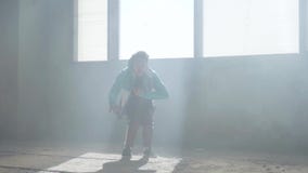 Baile joven confiado del golpeador en un edificio abandonado Cultivo de hip-hop ensayo contempor?neo almacen de video Baile joven confiado del golpeador en un edificio abandonado Cultivo de hip-hop ensayo contempor?neo almacen de video