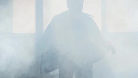 Baile joven confiado del golpeador en un edificio abandonado en la niebla Cultivo de hip-hop ensayo contempor?neo metrajes Baile joven confiado del golpeador en un edificio abandonado en la niebla Cultivo de hip-hop ensayo contempor?neo metrajes