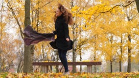 Baile loco de la mujer feliz en el parque del otoño, árboles de arce coloridos brillantes metrajes Baile loco de la mujer feliz en el parque del otoño, árboles de arce coloridos brillantes metrajes