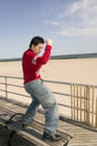 Baile masculino asiático joven por la playa foto de archivo libre de regalías Baile masculino asiático joven por la playa foto de archivo libre de regalías