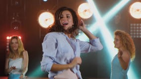 Baile sensual de la mujer del retrato en club nocturno Brunette con el pelo largo almacen de video Baile sensual de la mujer del retrato en club nocturno Brunette con el pelo largo almacen de video
