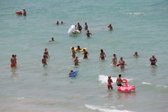 Bain de touristes sur la mer en plage d'EL Arenal en Majorque Photos stock Bain de touristes sur la mer en plage d'EL Arenal en Majorque Photos stock