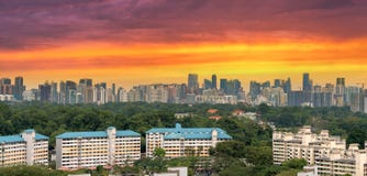 Bairro social de Singapura com opinião da skyline da cidade foto de stock Bairro social de Singapura com opinião da skyline da cidade foto de stock