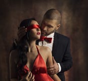Baiser sexy d'amour de couples, homme embrassant la femme sensuelle dans le bandeau images stock Baiser sexy d'amour de couples, homme embrassant la femme sensuelle dans le bandeau images stock