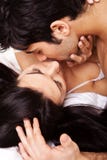 Baisers romantiques de couples images libres de droits Baisers romantiques de couples images libres de droits