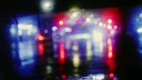 Baisse de pluie avec les feux de signalisation colorés de rue au ton de couleur de vintage de fond d'abrégé sur bokeh de tache fl banque de vidéos Baisse de pluie avec les feux de signalisation colorés de rue au ton de couleur de vintage de fond d'abrégé sur bokeh de tache fl banque de vidéos