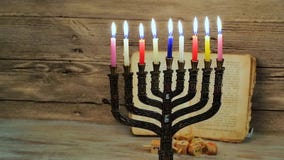 baixa imagem chave filtrada retro abstrata do Hanukkah judaico do feriado com os candelabros tradicionais do menorah baixa imagem chave filtrada retro abstrata do Hanukkah judaico do feriado com os candelabros tradicionais do menorah