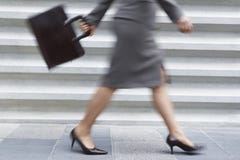 Baixa seção da mulher de negócios Walking imagens de stock Baixa seção da mulher de negócios Walking imagens de stock
