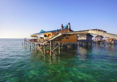 Bajau non identifié Laut badine sur un bateau en île de Maiga Photographie stock libre de droits Bajau non identifié Laut badine sur un bateau en île de Maiga Photographie stock libre de droits