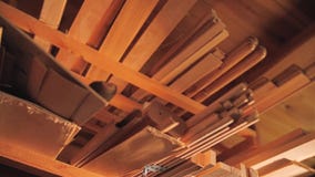 Bajo techo en los estantes son los espacios en blanco de madera para la producción de productos de madera Departamento de madera metrajes Bajo techo en los estantes son los espacios en blanco de madera para la producción de productos de madera Departamento de madera metrajes
