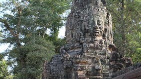 Bajorrelieve de la cara en la pared antigua en el complejo del templo de Angkor Thom, Camboya Bajorrelieve de la cara en la pared antigua en el complejo del templo de Angkor Thom, Camboya