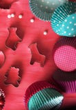 Bak hulpmiddelen voor koekje en cupcake bakselkop op roze achtergrond Hoogste mening stock afbeelding Bak hulpmiddelen voor koekje en cupcake bakselkop op roze achtergrond Hoogste mening stock afbeelding