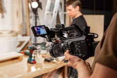 Bak platserna av video produktion- eller videoskytte royaltyfri bild Bak platserna av video produktion- eller videoskytte royaltyfri bild