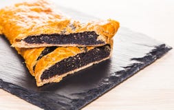 Baka strudel med vallmofrön arkivfoton Baka strudel med vallmofrön arkivfoton