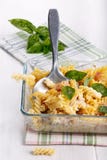 Bakad pasta med ost och skinka arkivfoto Bakad pasta med ost och skinka arkivfoto
