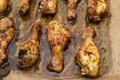 Bakade fega ben som strilas med kryddor Kött från ugnen som förbereds för att tjäna som på tabellen royaltyfri bild Bakade fega ben som strilas med kryddor Kött från ugnen som förbereds för att tjäna som på tabellen royaltyfri bild