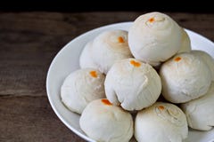 Bakelse eller mooncake för efterrätt kinesisk på trä royaltyfria foton Bakelse eller mooncake för efterrätt kinesisk på trä royaltyfria foton