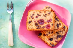 bakelser En kakaskiva med frukter p? en rosa platta Fruktkakarussin och k?rsb?r royaltyfria bilder bakelser En kakaskiva med frukter p? en rosa platta Fruktkakarussin och k?rsb?r royaltyfria bilder