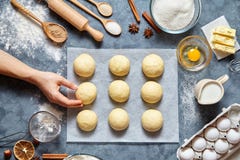 Baker remet préparer la pâte pour la configuration d'appartement de nourriture d'ingridients de recette de petits pains image stock Baker remet préparer la pâte pour la configuration d'appartement de nourriture d'ingridients de recette de petits pains image stock