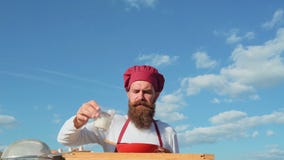 Baker με ποικίλες υγιείς και εύγευστες πρόσφατα ψημένες ψωμί και ζύμη Χαμογελώντας αρσενικό χύνοντας αλεύρι αρτοποιών εύθυμος απόθεμα βίντεο Baker με ποικίλες υγιείς και εύγευστες πρόσφατα ψημένες ψωμί και ζύμη Χαμογελώντας αρσενικό χύνοντας αλεύρι αρτοποιών εύθυμος απόθεμα βίντεο