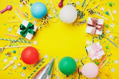Bakgrund eller ram för födelsedagparti med den färgrika ballongen, gåvan, konfettier, silverstjärnan, karnevallocket, godisen och royaltyfri bild Bakgrund eller ram för födelsedagparti med den färgrika ballongen, gåvan, konfettier, silverstjärnan, karnevallocket, godisen och royaltyfri bild