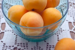 Bakgrund f?r ett sunt bantar ?ta f?r begrepp som ?r sunt Orange mogna aprikosfrukter på en tabell på en vit bordduk royaltyfri fotografi Bakgrund f?r ett sunt bantar ?ta f?r begrepp som ?r sunt Orange mogna aprikosfrukter på en tabell på en vit bordduk royaltyfri fotografi