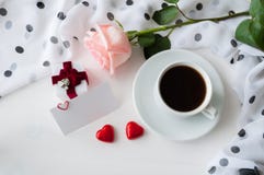 Bakgrund för St-valentindag - kopp kaffe, persikaros, tomt förälskelsekort, hjärtaformgodisar och ask för juvelgåva arkivfoto Bakgrund för St-valentindag - kopp kaffe, persikaros, tomt förälskelsekort, hjärtaformgodisar och ask för juvelgåva arkivfoto