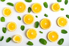 Bakgrund med skivor av apelsin- och mintkaramellsidor Ljus citrus bakgrund för banret, website Modell med apelsiner Sikt från arkivbild Bakgrund med skivor av apelsin- och mintkaramellsidor Ljus citrus bakgrund för banret, website Modell med apelsiner Sikt från arkivbild