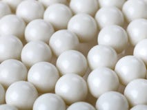 Bakgrund med vita plast- airsoftbollar royaltyfri bild Bakgrund med vita plast- airsoftbollar royaltyfri bild