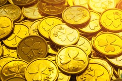 bakgrundsdagpatrick s st Guld- mynt med treklövern under mjukt solsken, Sts Patrick dagbegrepp arkivfoton bakgrundsdagpatrick s st Guld- mynt med treklövern under mjukt solsken, Sts Patrick dagbegrepp arkivfoton